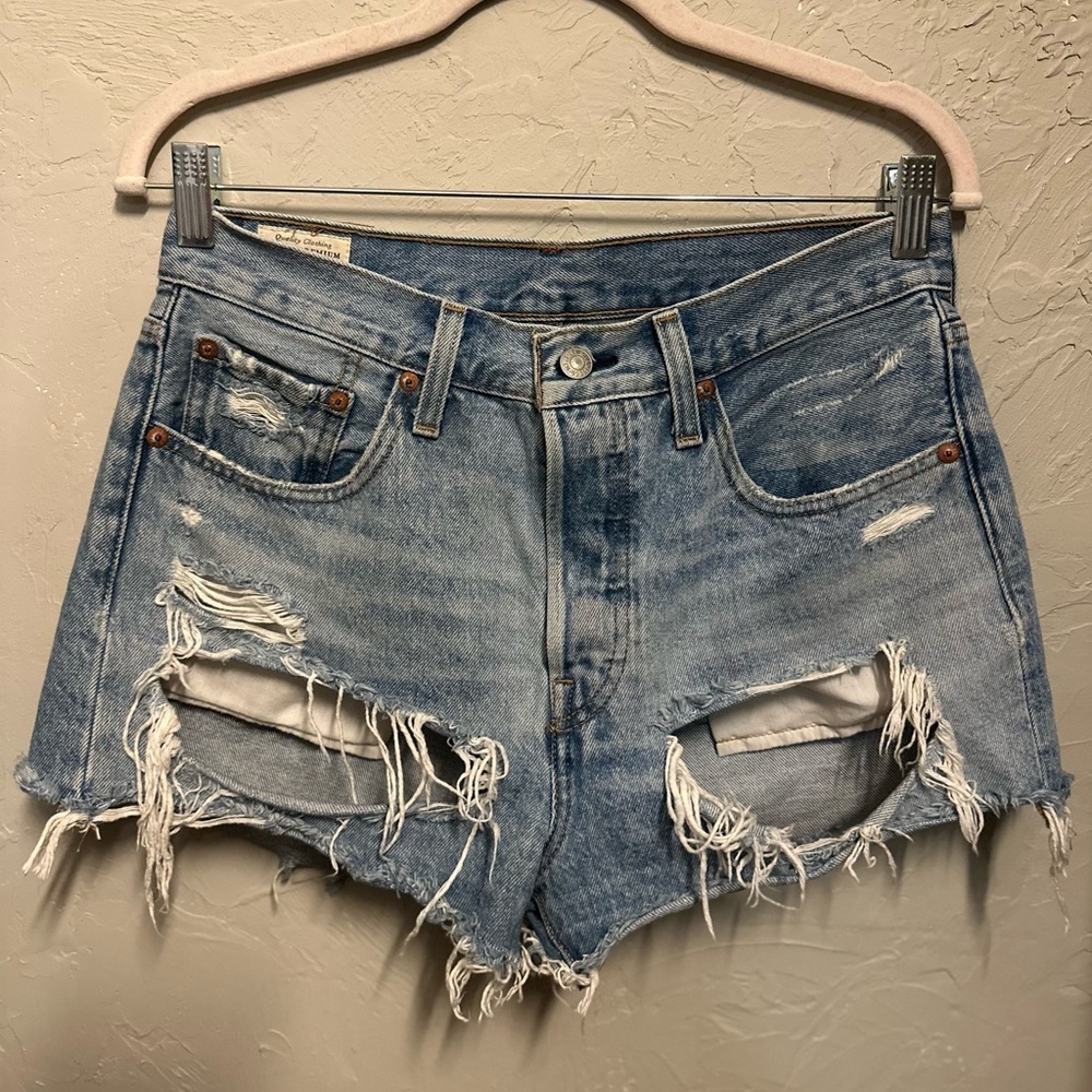 Levi’s 501 High Rise Short in Fault Line - size 27